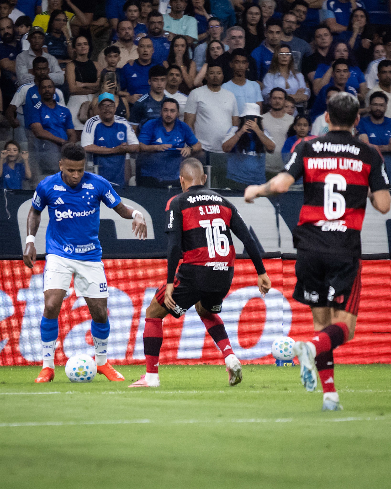 Cruzeiro x Flamengo: Arroyo deixa  Samuel Lino no chão de novo, e web não perdoa; veja reações