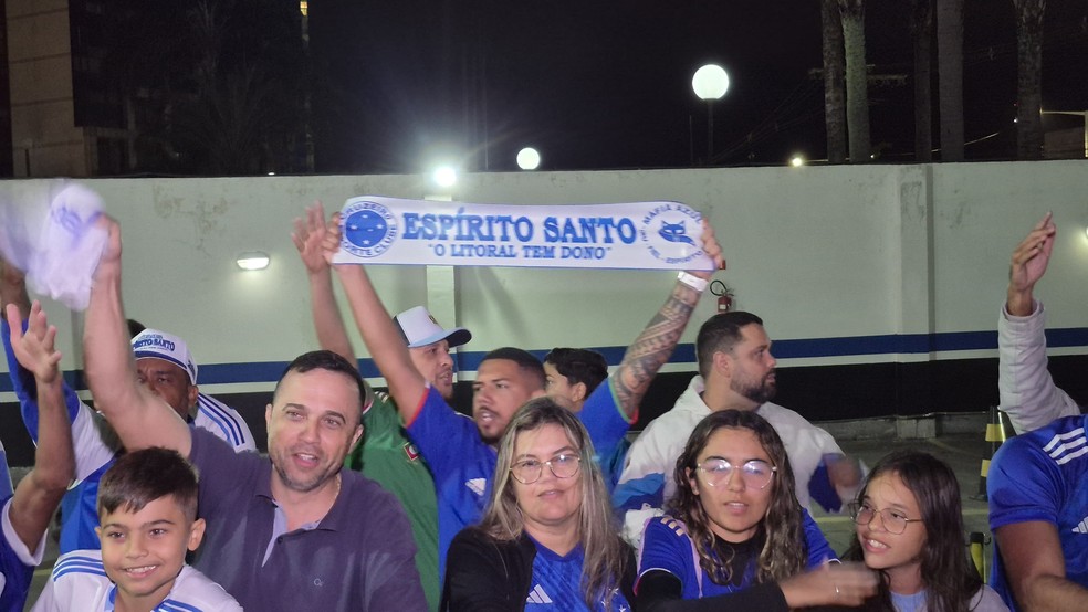Torcida do Cruzeiro aguarda a chegada do time em Vitória, no Espírito Santo. — Foto: Danny Paiva/ge