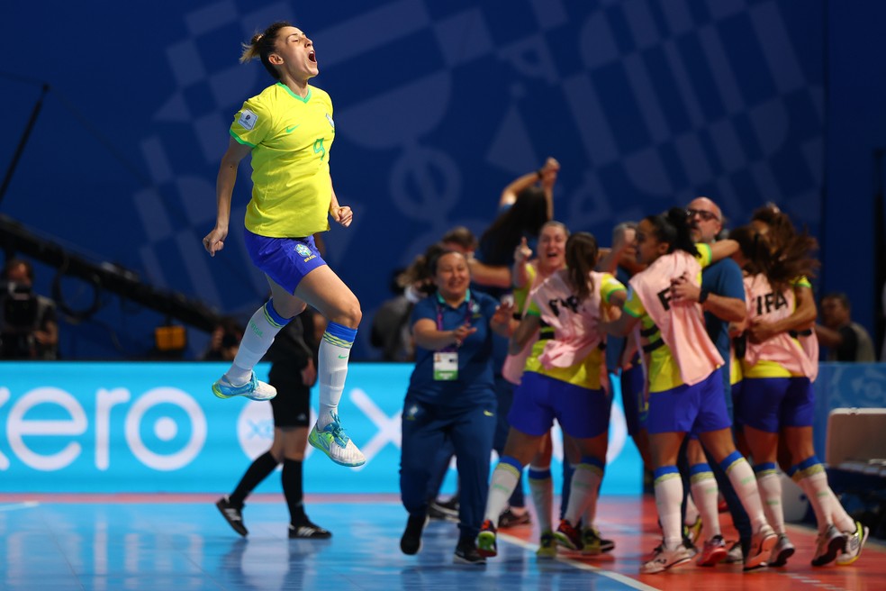 Emilly Marcondes comemora gol do Brasil na Copa do Mundo de Futsal — Foto: Ezra Acayan - FIFA/FIFA via Getty Images