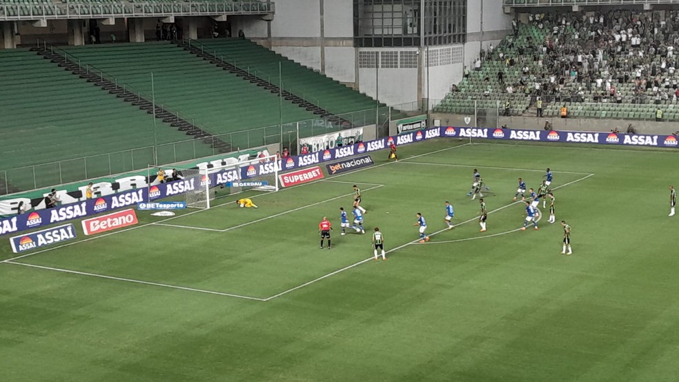 Cássio pega pênalti em jogo contra o América-MG — Foto: Gabriel Duarte/ Tv Globo