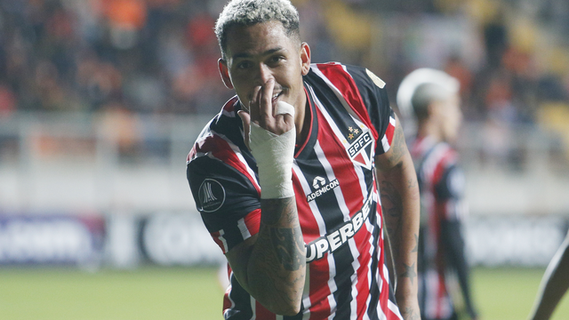 Luciano comemora gol do São Paulo contra o Cobresal