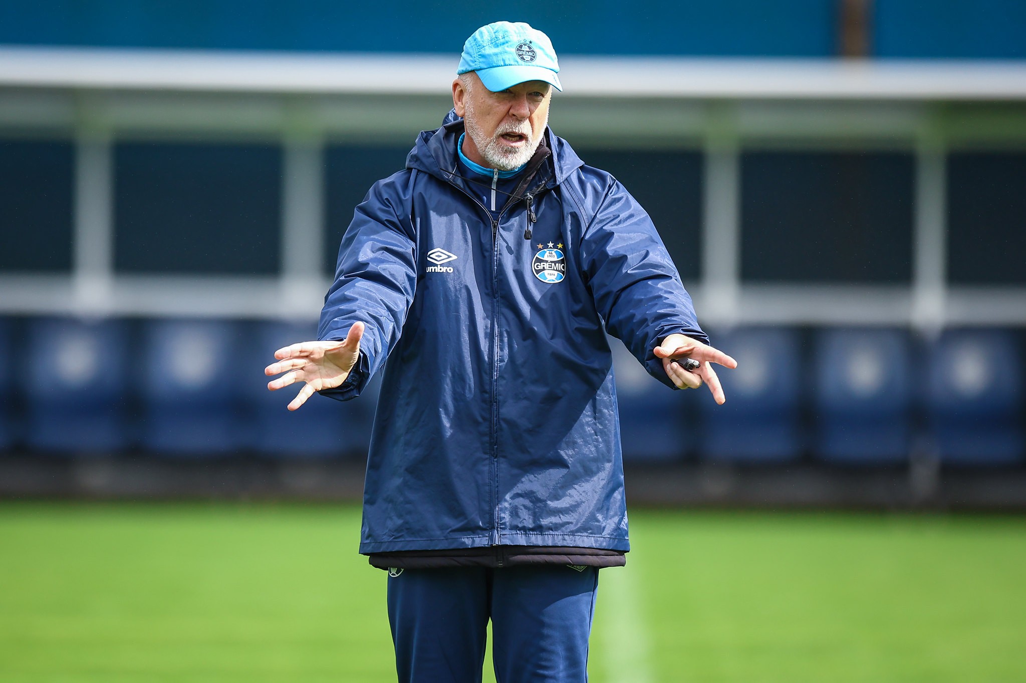 Mano Menezes improvisa lateral direita em escalação do Grêmio