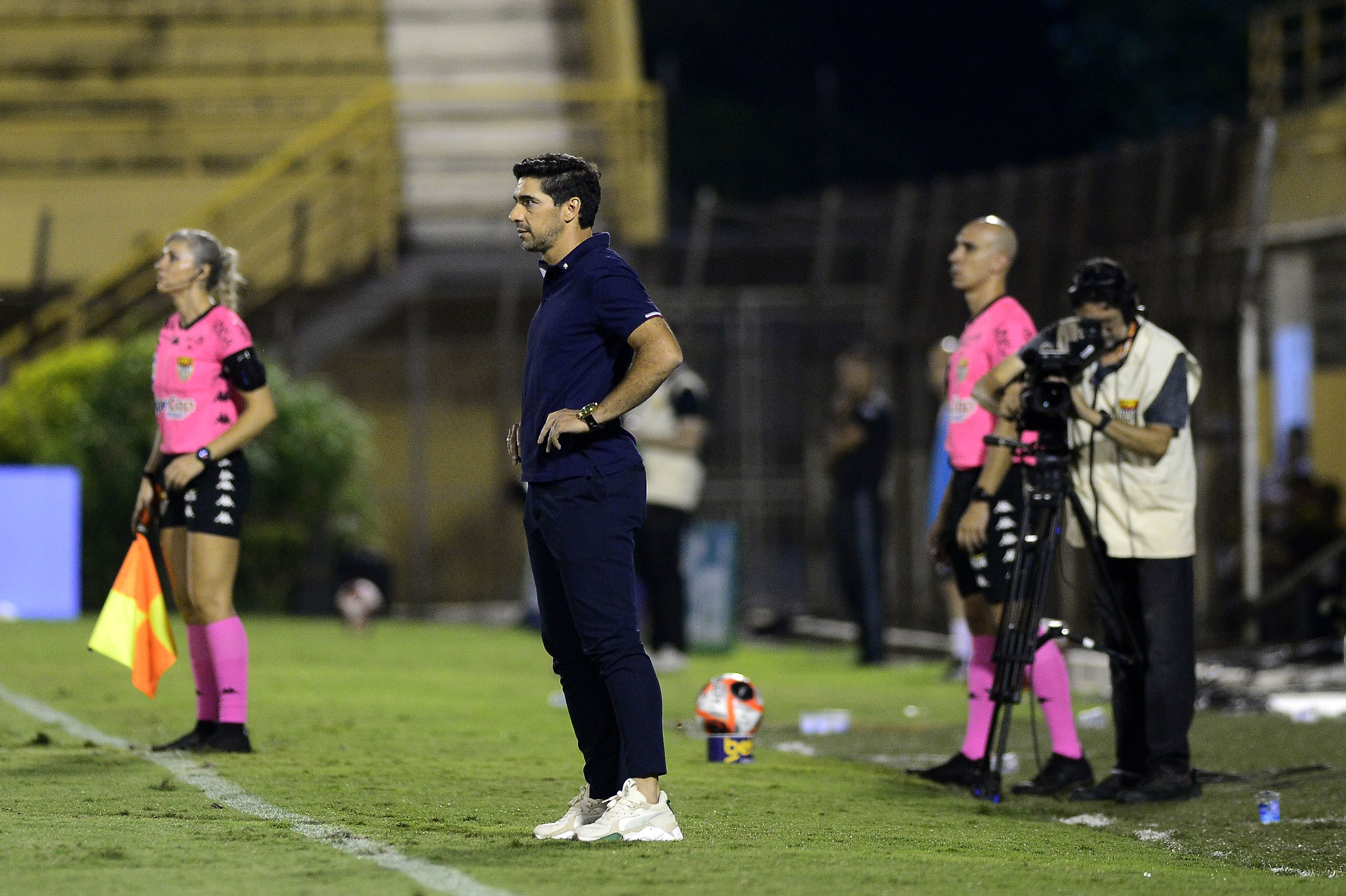 Abel destaca Palmeiras em jogo complicado e revela conversa com Vitor Roque.