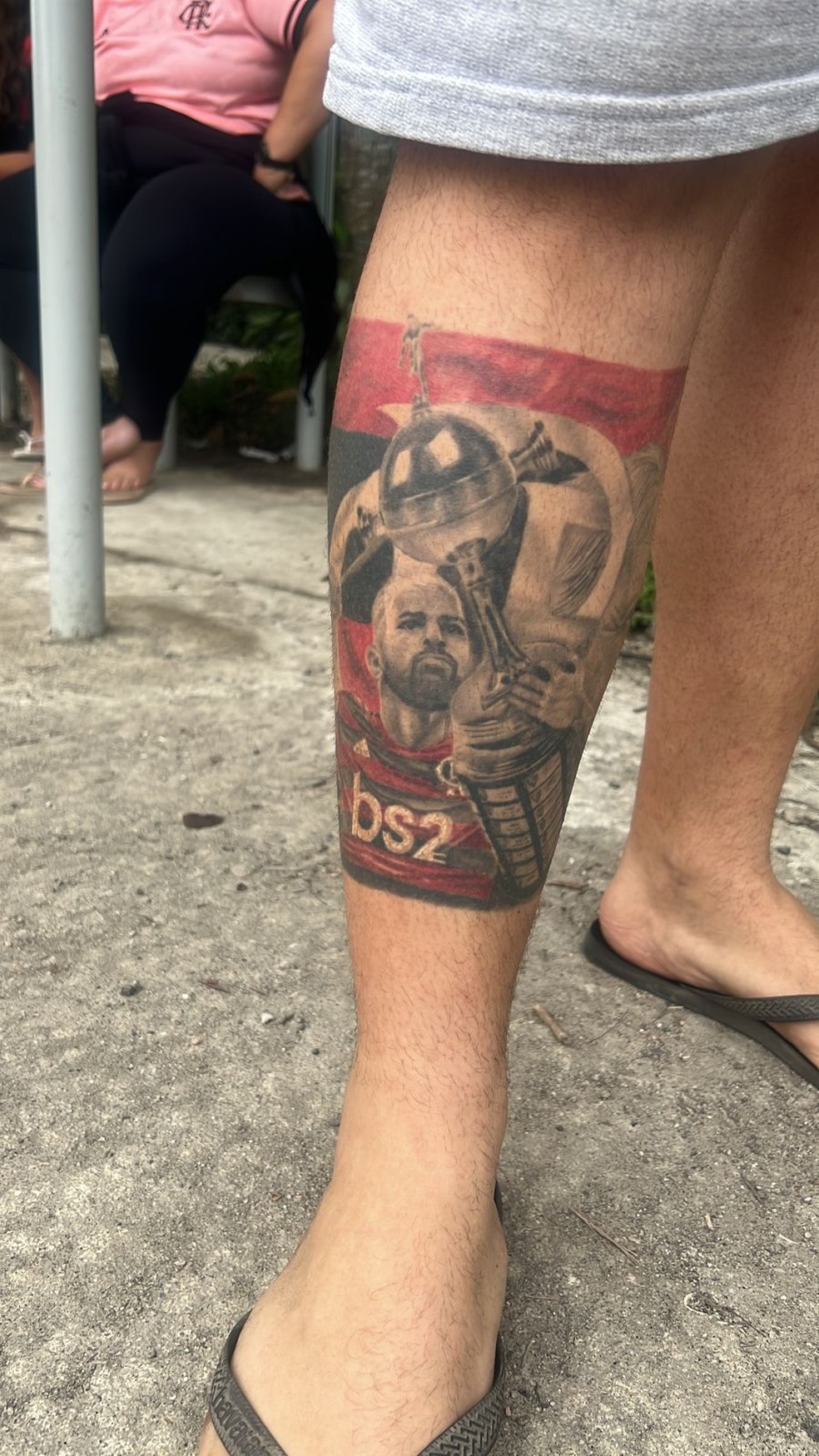 Arthur Mendonça tem tatuado na perna uma imagem de Gabigol com a Libertadores e Jorge Jesus ao lado — Foto: Arquivo Pessoal