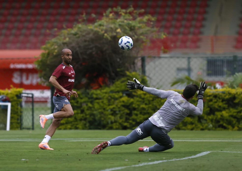 Lucas faz gol em treino do São Paulo