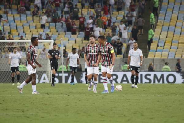 Grêmio entrega primeiro tempo ao Fluminense e é eliminado por escolhas erradas.