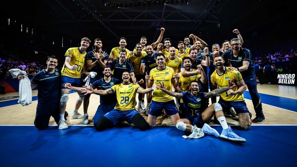 Jogadores e comissão técnica da seleção brasileira comemoram bronze na VNL — Foto: Divulgação/FIVB