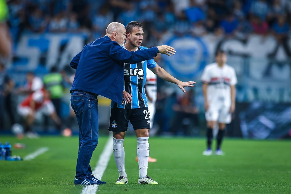 Mano Menezes conversa com Arthur em jogo do Grêmio — Foto: Lucas Uebel / Grêmio FBPA