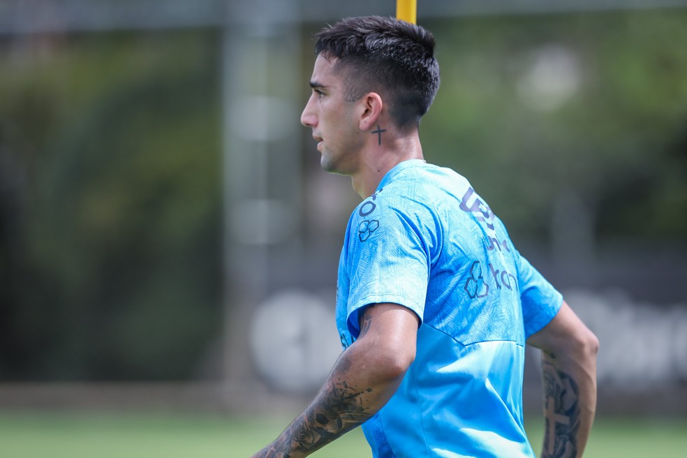 Cristian Olivera em treino no CT Luiz Carvalho — Foto: Lucas Uebel / Grêmio FBPA