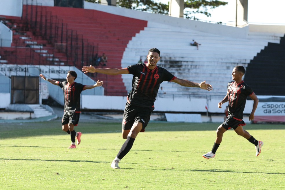 Jogadores do Íbis comemoram gol marcado no Arruda — Foto: Aldo Lima/Íbis