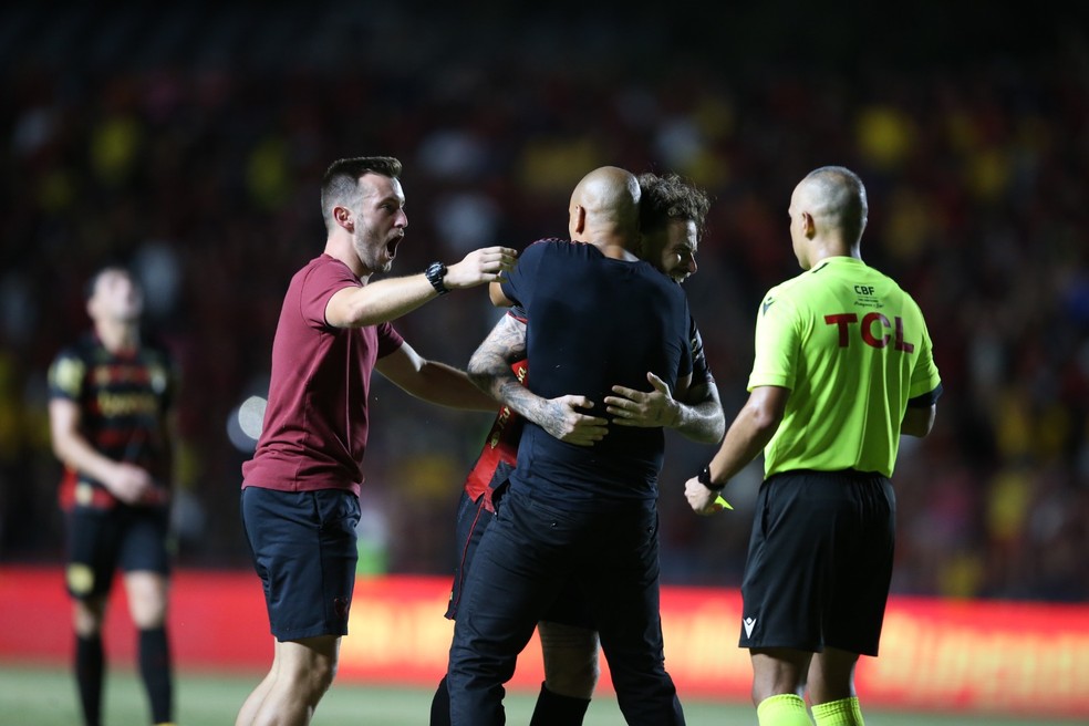 Técnico Pepa invade campo para comemorar com Lucas Lima gol da vitória do Sport — Foto: Marlon Costa/Pernambuco Press