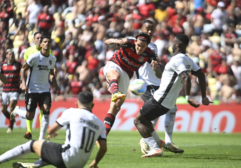 Pedro tenta o chute em Flamengo x Botafogo — Foto: André Durão / ge