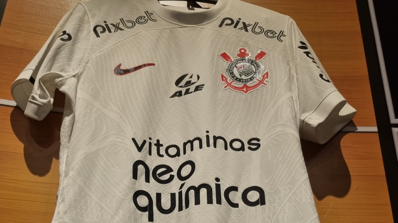 Quanto vale a camisa? Corinthians fecha patrocínios de uniforme e ...