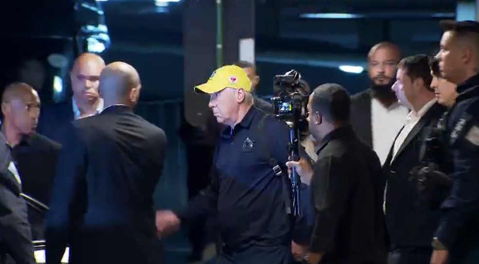 Ancelotti passa pelo Salão Nobre do Galeão, no Rio de Janeiro — Foto: Reprodução