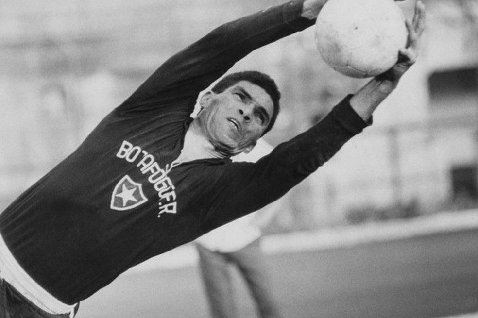 Ídolo do Botafogo, ex-goleiro Manga morre aos 87 anos | botafogo | ge