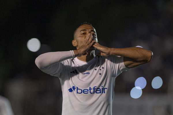 Rafael Elias retorna com gol decisivo após superar infecção e cirurgia no braço