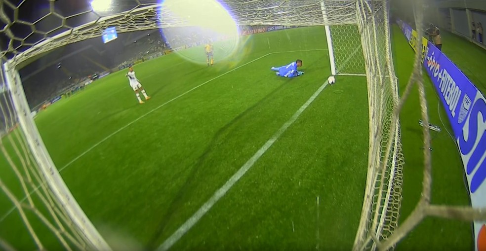 Cobrança de pênalti gera polêmica em Palmeiras x Vitória na Copinha — Foto: Reprodução XSports