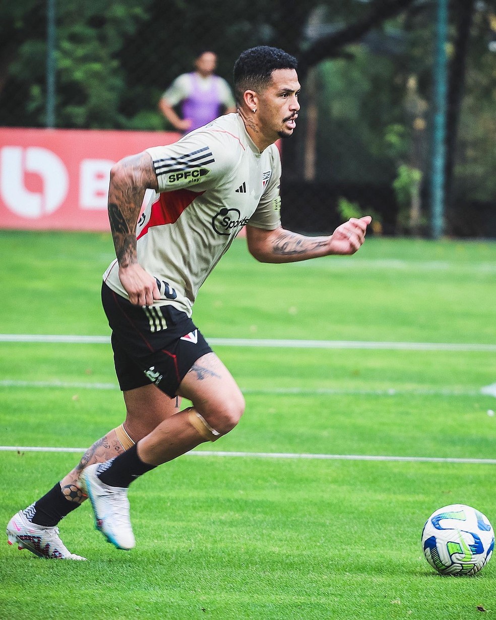 Luciano conduz a bola durante treinamento do São Paulo no CT da Barra Funda — Foto: Divulgação