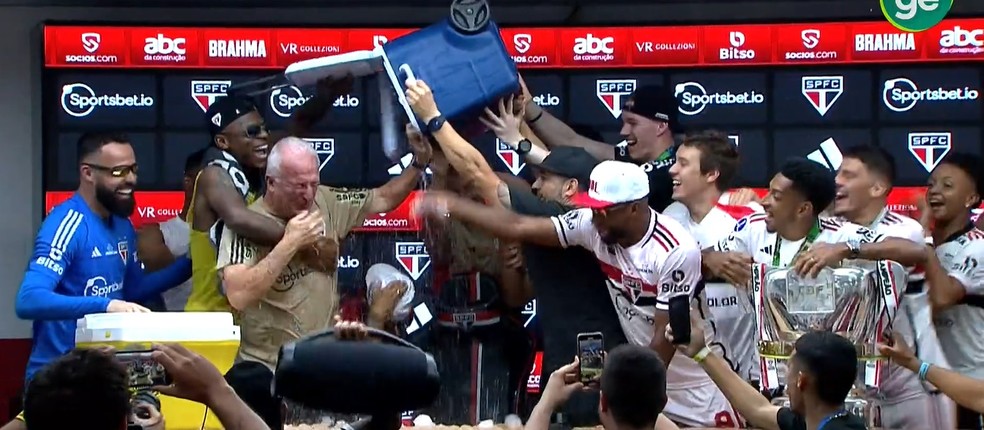 Jogadores do São Paulo dão banho em Dorival Júnior — Foto: Reprodução