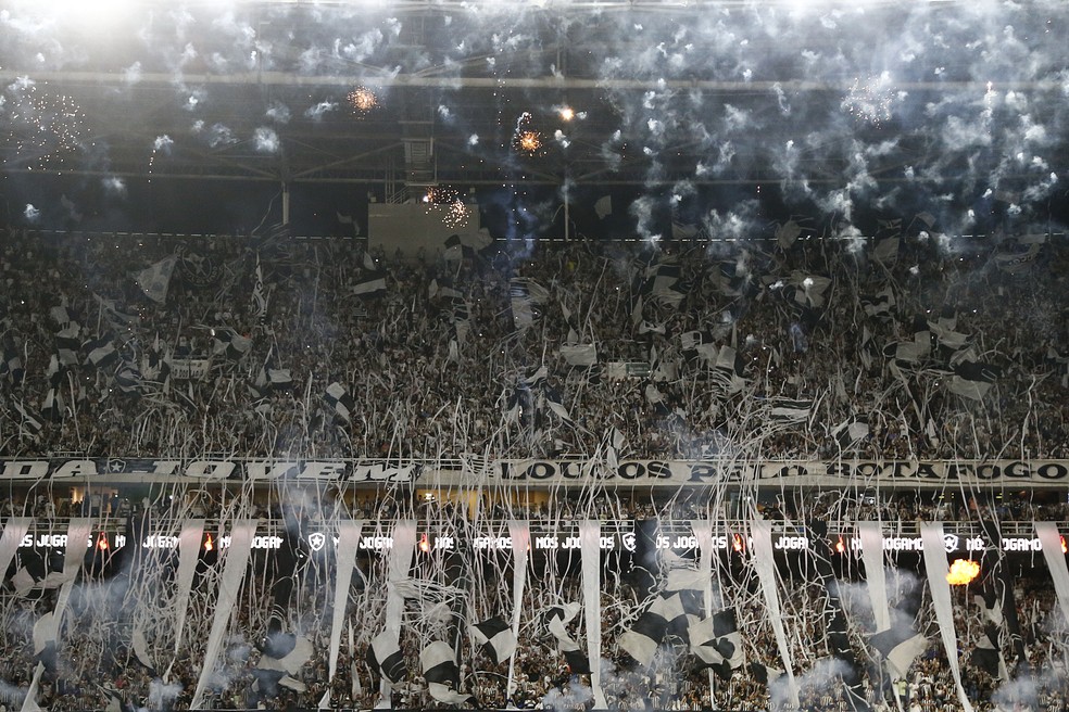 Festa da torcida do Botafogo antes do confronto contra o Vasco — Foto: Vítor Silva/Botafogo