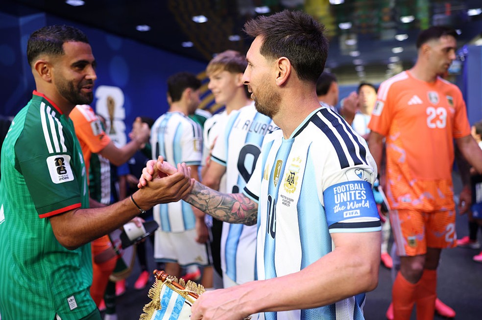 Mahrez e Messi antes de Argentina x Argélia — Hat-trick de Messi