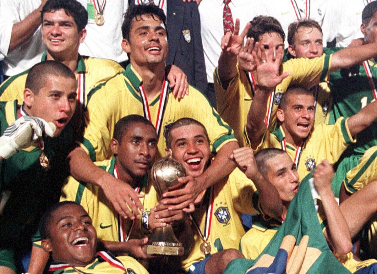 Só dois de 56 campeões mundiais sub-17 jogaram Copa: Adriano e