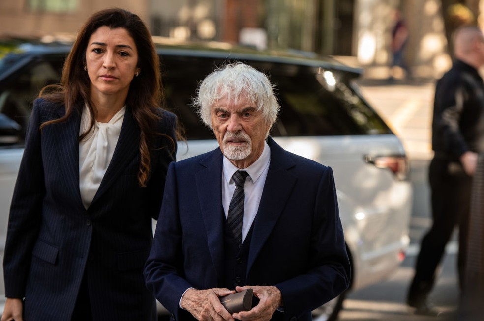 Bernie Ecclestone e a esposa Fabiana Flosi deixam tribunal em Londres, Reino Unido, em 2022 — Foto:  Chris J Ratcliffe/Getty Images