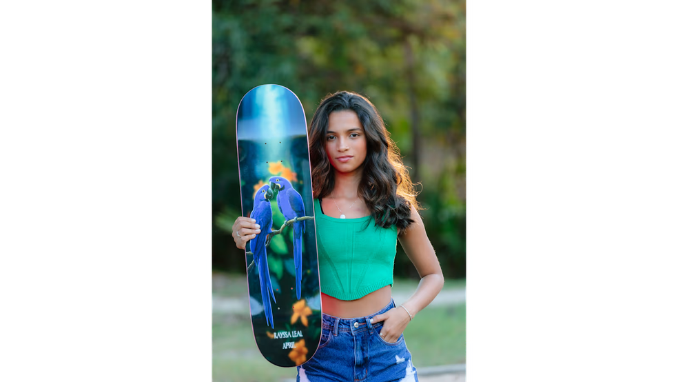 Rayssa Leal com o skate personalizado com o qual irá competir nos Jogos Olímpicos de Paris — Foto: Rodrigo Lima Junior/COI