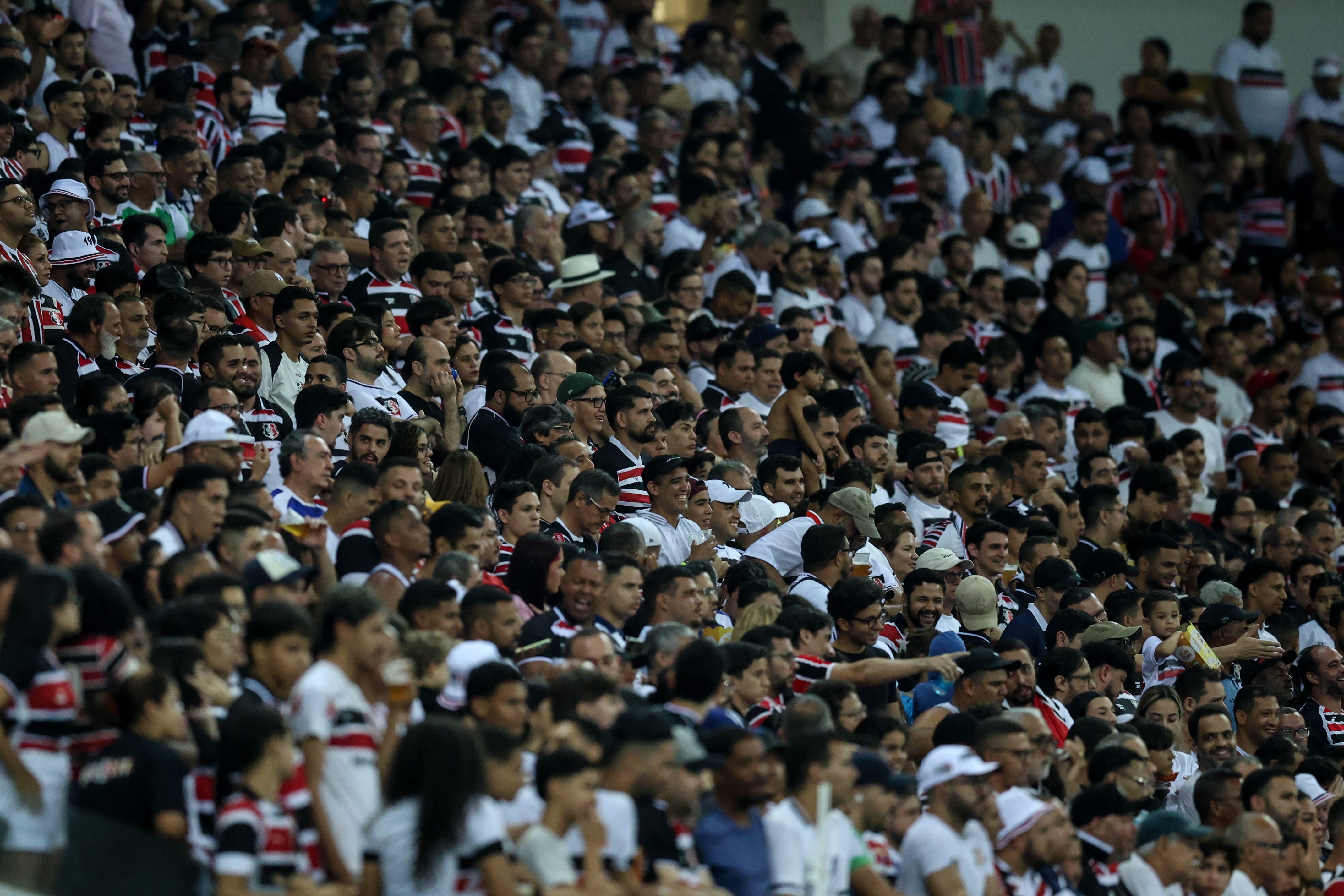Maringá abre mão de ingressos, e Santa Cruz libera mais um setor na Arena de Pernambuco