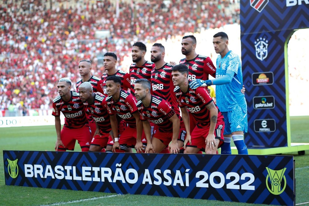 O novo uniforme do Flamengo tem um patch com a bandeira do estado, jogadores  novos do flamengo