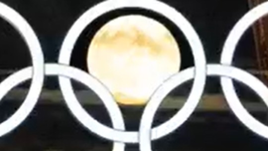 Foto com lua nos anéis olímpicos da Torre Eiffel viraliza; veja - Foto: (Reprodução)