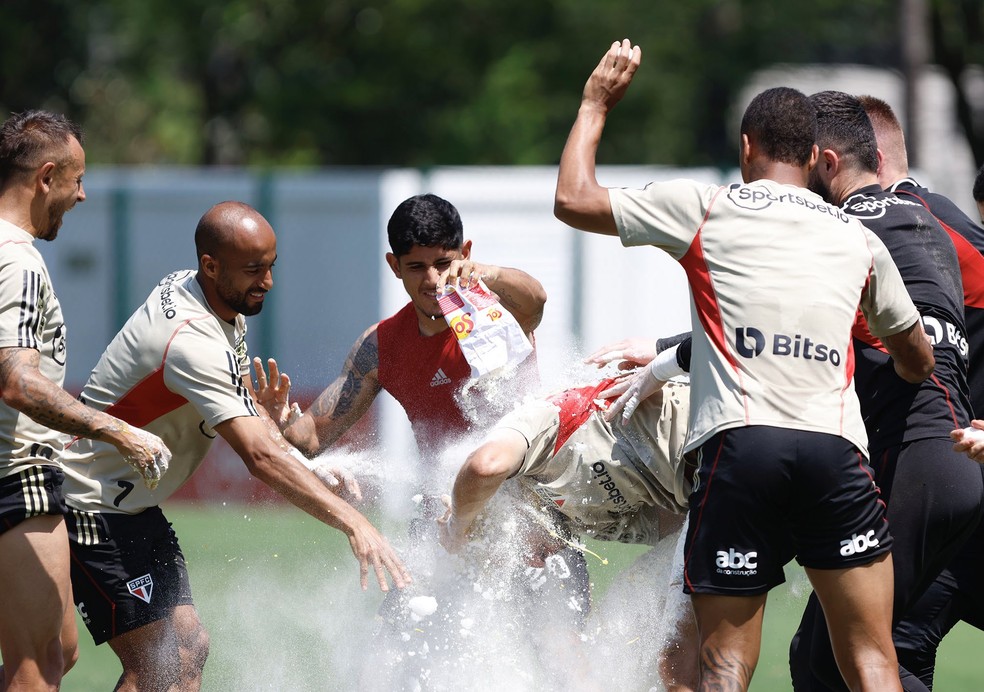 Calleri completou 30 anos neste sábado — Foto: Rubens Chiri/saopaulofc
