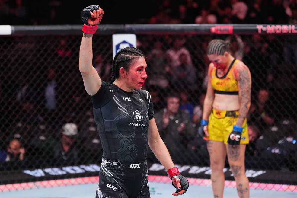 Irene Aldana venceu Karol Rosa em luta sangrenta pelo peso-galo — Foto: Jeff Bottari/Zuffa LLC via Getty Images