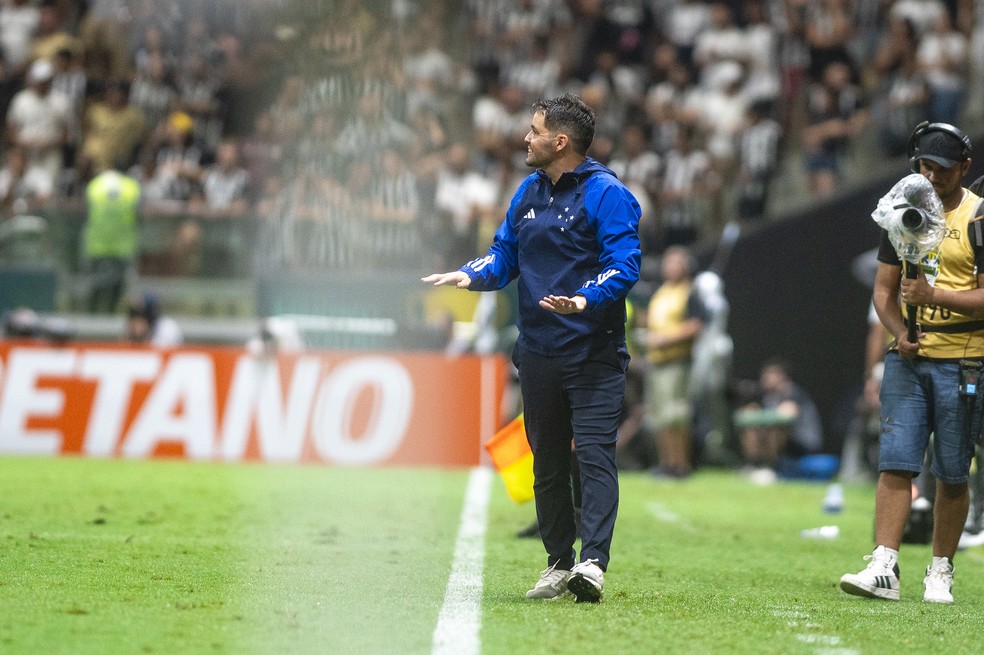 Nicolás Larcamón durante Atlético-MG x Cruzeiro — Foto: Staff Images/Cruzeiro