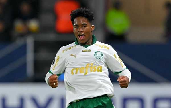 Abel corrige equipe do Palmeiras no intervalo e recebe elogios de Endrick.
