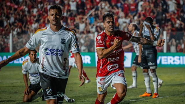 Henrique Almeida comemora gol de empate do Vila