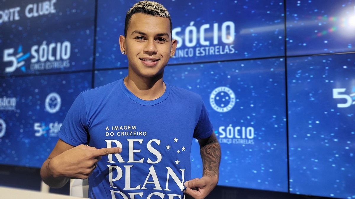 Cobiçado pelo Cruzeiro de Ronaldo, Fernando Henrique treina à parte sem definir futuro