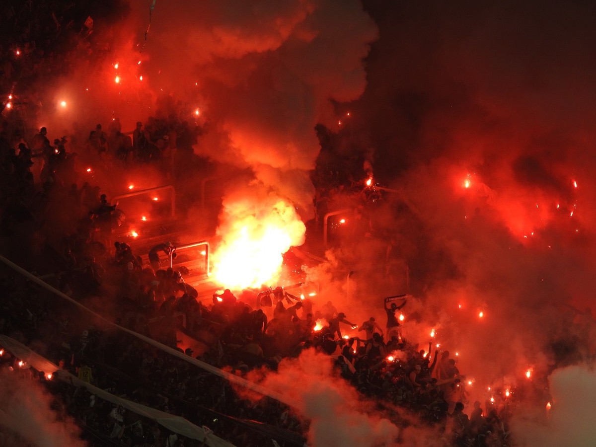Sinalizadores causam labareda de fogo antes de jogo do Corinthians; torcedora recebe atendimento