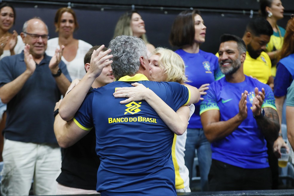 Renan beija a mulher, Annalisa Blando, após a conquista da vaga — Foto: Marcelo de Jesus