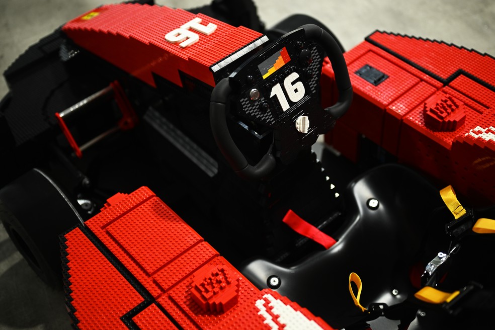 Karts de Lego alinhados no paddock — kart de Lego prontos para o desfile