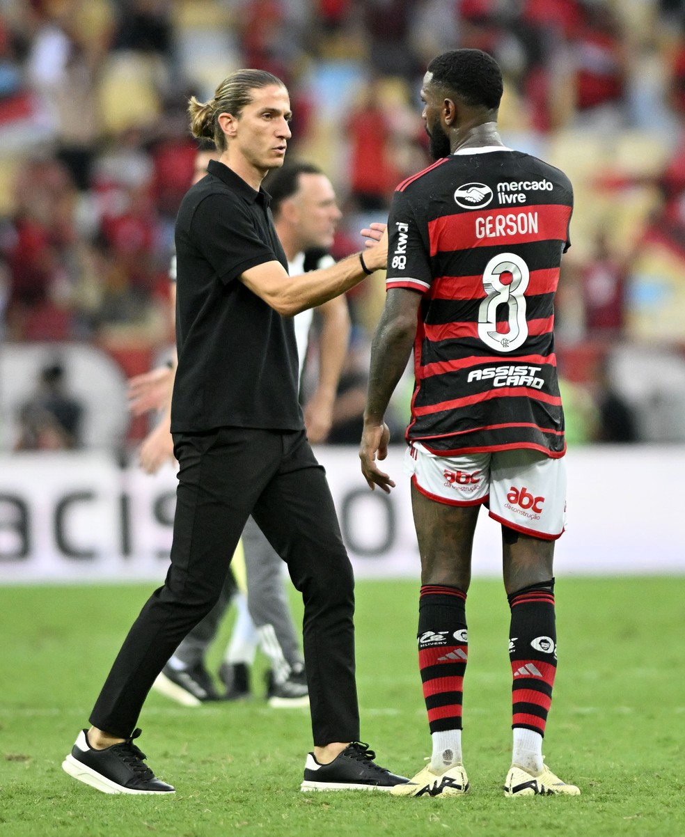 Filipe Lu�s cumprimenta Gerson ap�s jogo do Flamengo � Foto: Andr� Dur�o