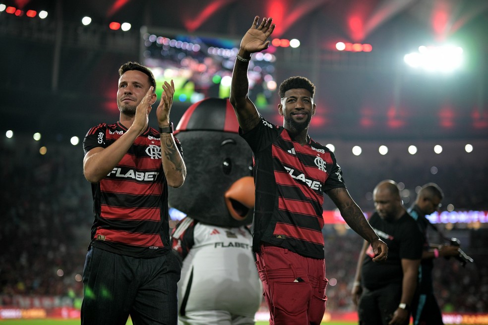 Sa&uacute;l e Emerson Royal s&atilde;o apresentados antes de Flamengo x Atl&eacute;tico-MG &mdash; Foto: Jorge Rodrigues / AGIF