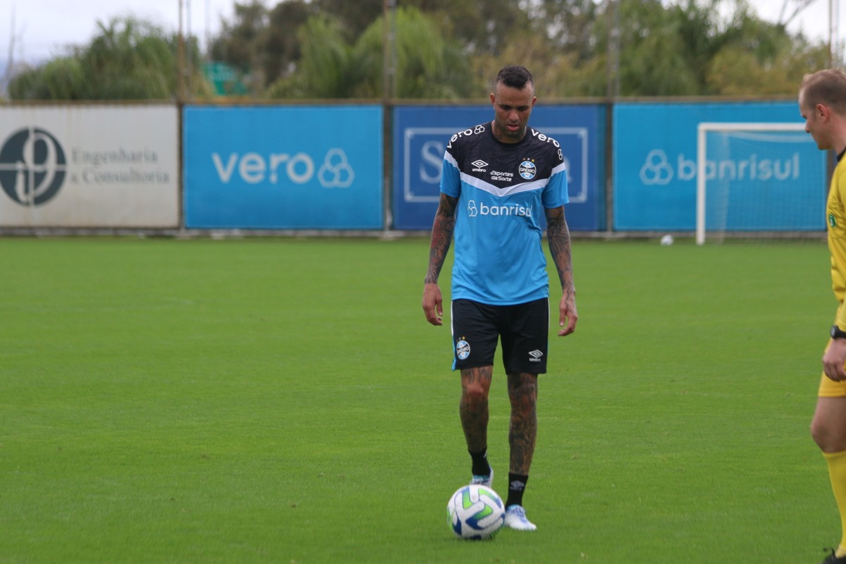 Jogo-treino do Grêmio tem Luan como destaque e volta da dupla Geromel e Kannemann