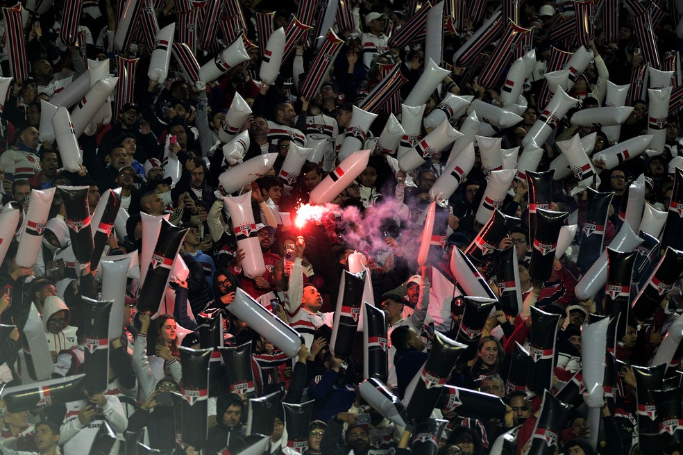 Torcida do S&atilde;o Paulo no jogo contra LDU &mdash; Foto: Marcos Ribolli