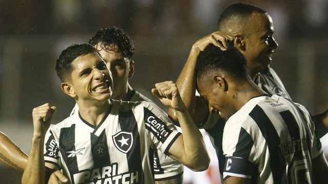 Savarino comemora gol do Botafogo contra o Vitória, pela Série A