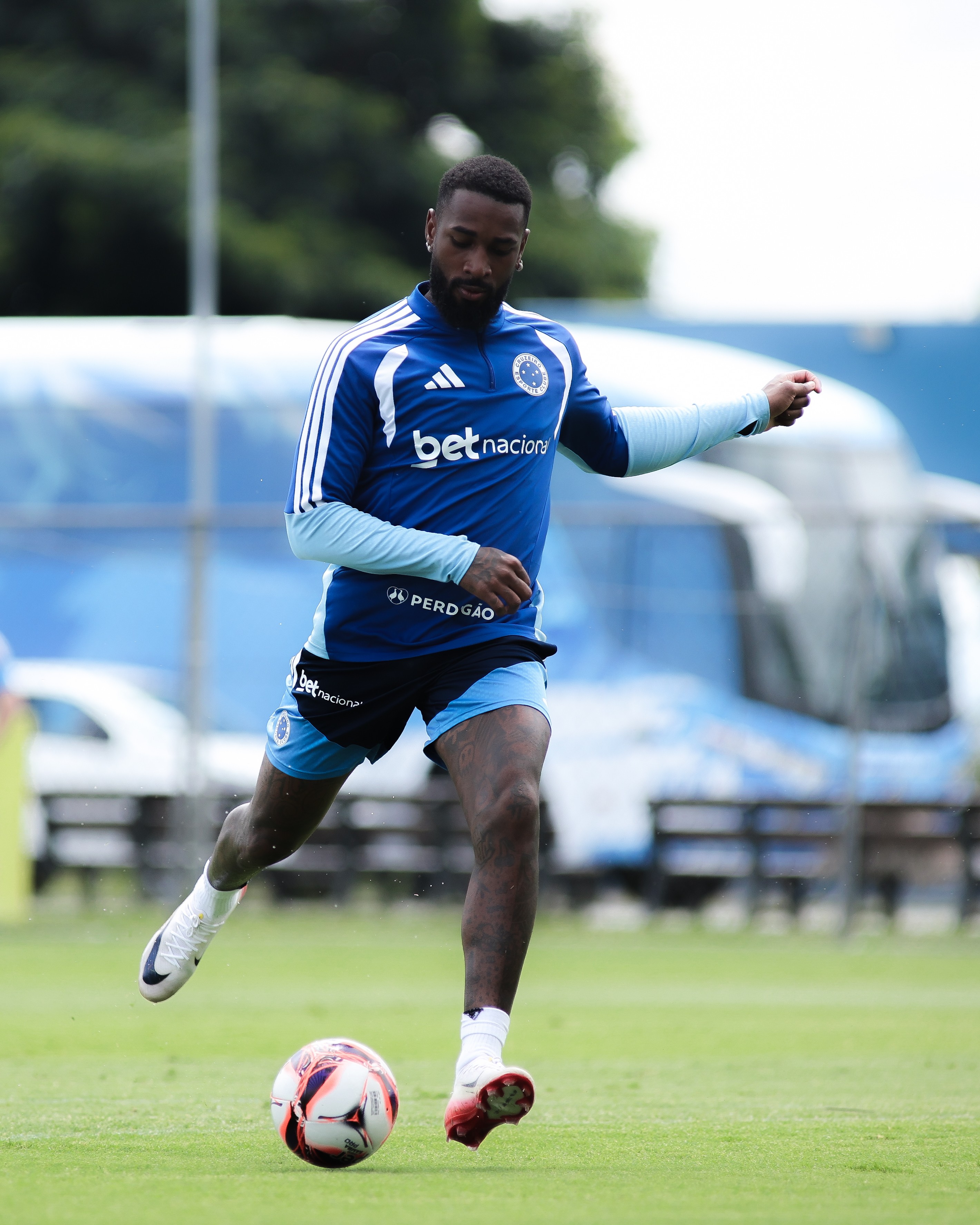 Cruzeiro em Preparação: Gerson Avança em Treinos Parciais e Cássio Realiza Atividades Internas Antes do Clássico