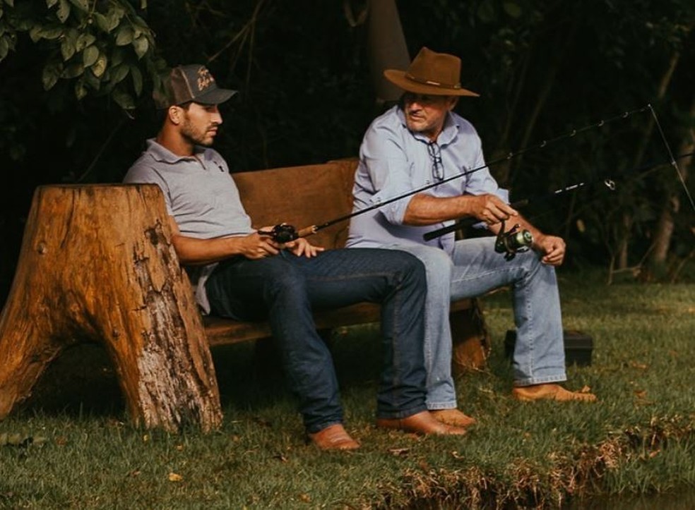 Lucas Silva e o pai pescando na fazenda — Foto: Arquivo pessoal/ Lucas Silva