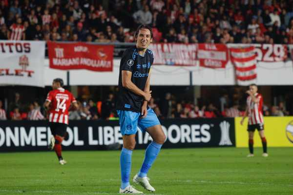 Geromel completa 50 jogos na Libertadores pelo Grêmio e sai machucado.