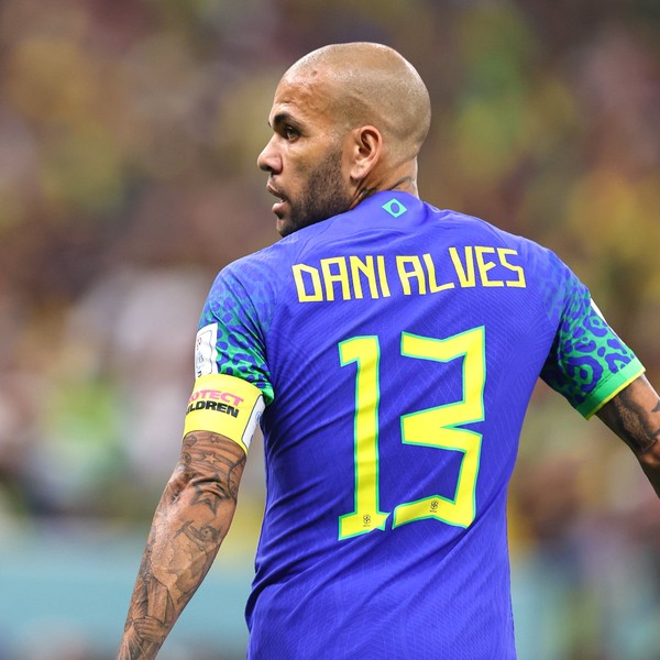 Camarões x Brasil: Daniel Alves vive marco em duelo