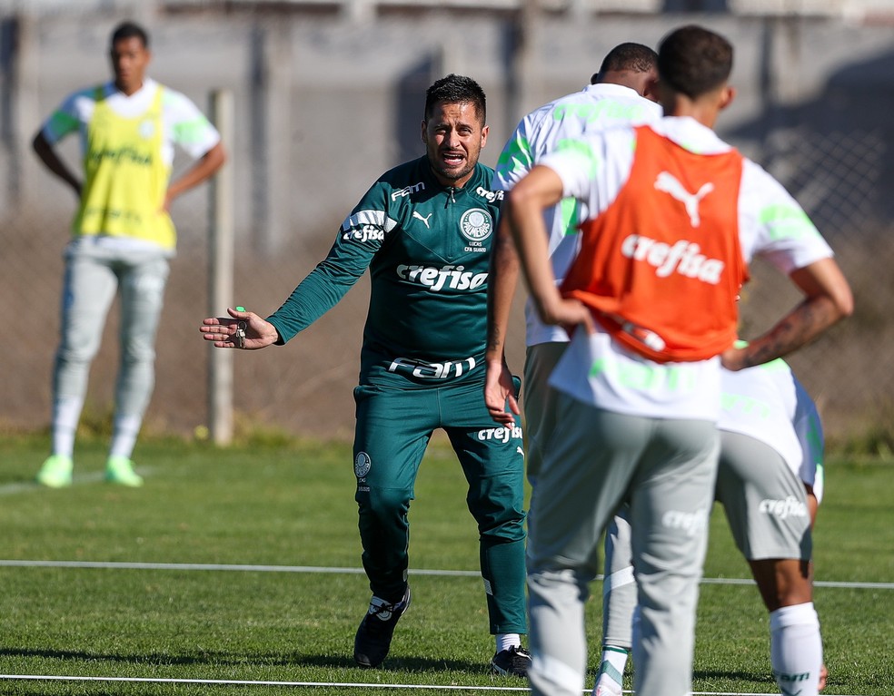 Lucas Andrade, técnico sub-20 do Palmeiras — Foto: Fabio Menotti